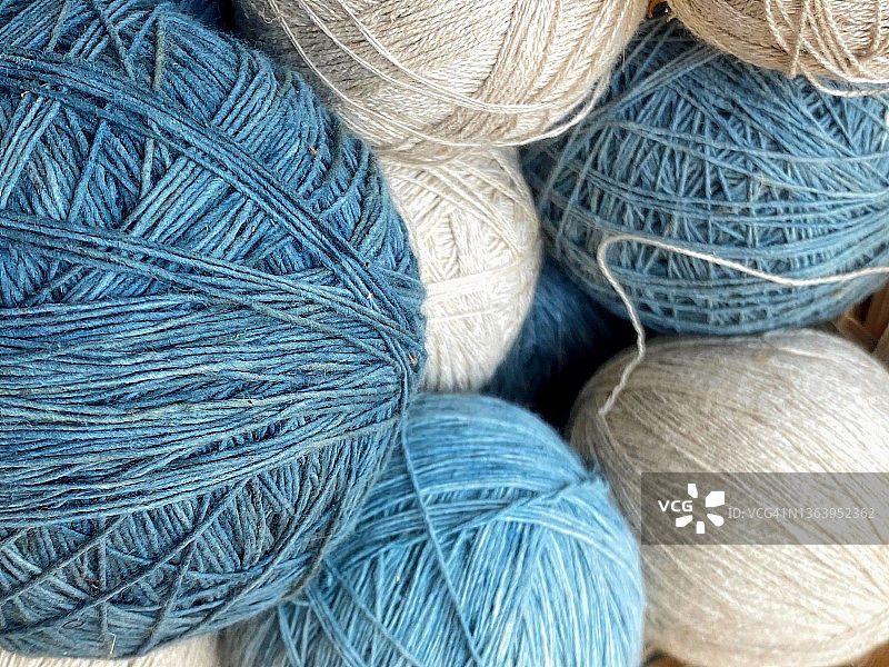 竹篮中卷麻线特写图片素材