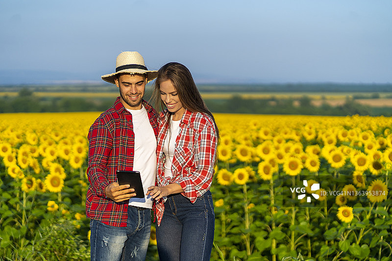 可爱的微笑农艺师情侣图片素材