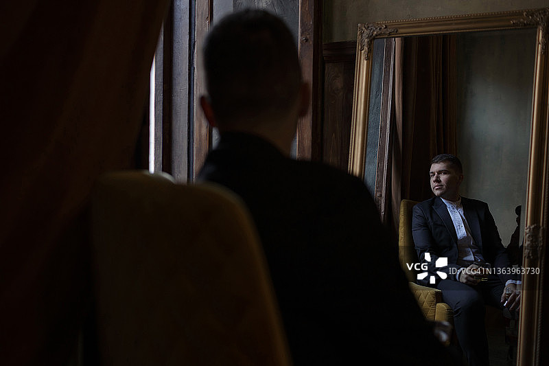 醉酒的男人照镜子图片素材