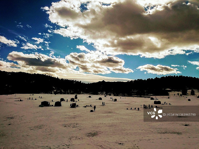 美国科罗拉多州冰上钓鱼图片素材