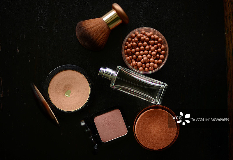 古董蕾丝裙上的古铜色腮红和香水瓶图片素材