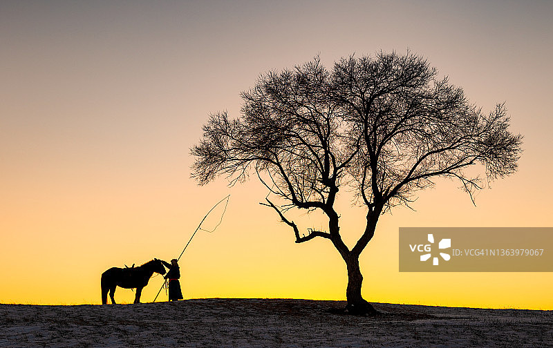 冬季草原上的牧民和马图片素材