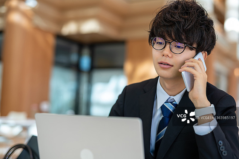 正在打电话的亚洲男人图片素材