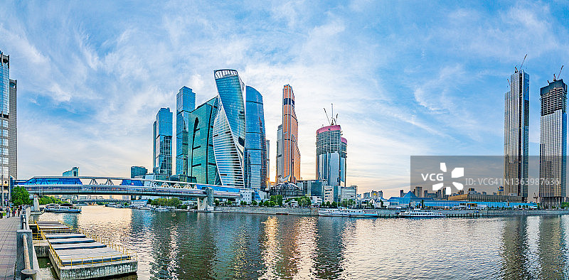 日落时分的莫斯科摩天大楼全景图片素材
