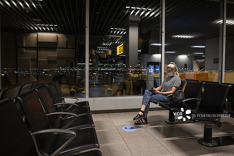 候机时与朋友视频通话图片素材