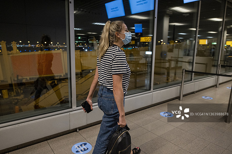 步行赶飞机图片素材