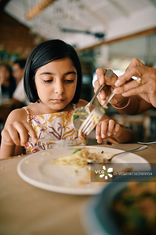 在餐厅用餐的女孩图片素材