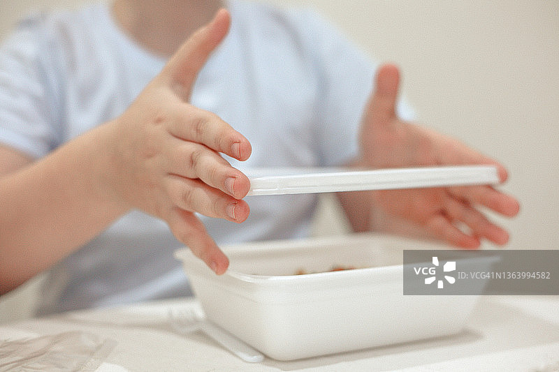 男孩在桌边吃方便面图片素材