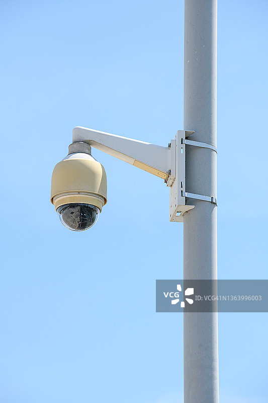 蓝天白云下的监控摄像头图片素材