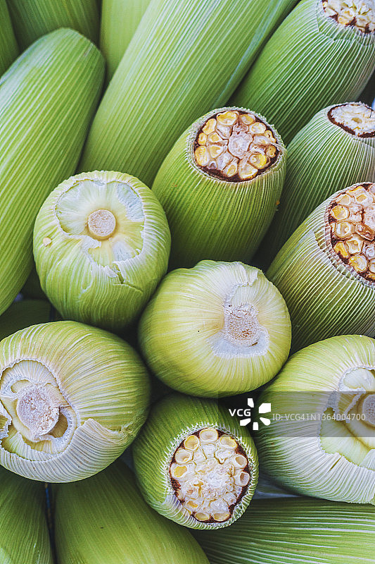 市场上出售的绿色甜玉米图片素材