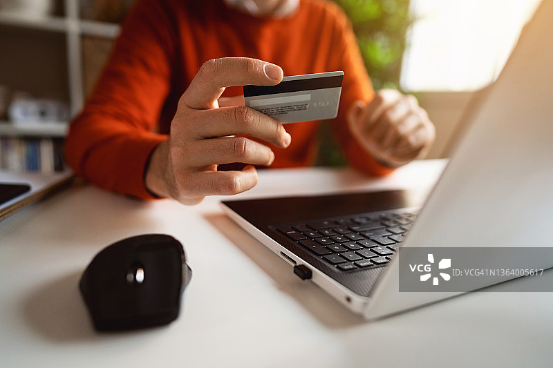 使用信用卡进行网上购物的男人图片素材