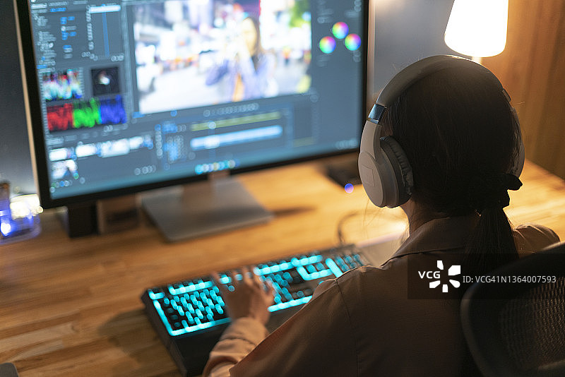 美女视频编辑在创意工作室使用电脑处理素材图片素材