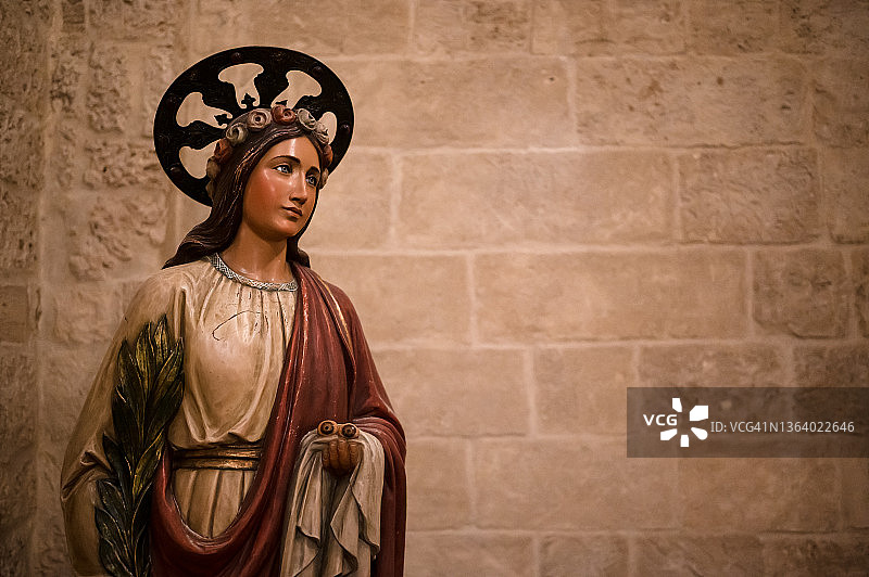 意大利南部塔兰托大教堂的圣母玛利亚雕像图片素材