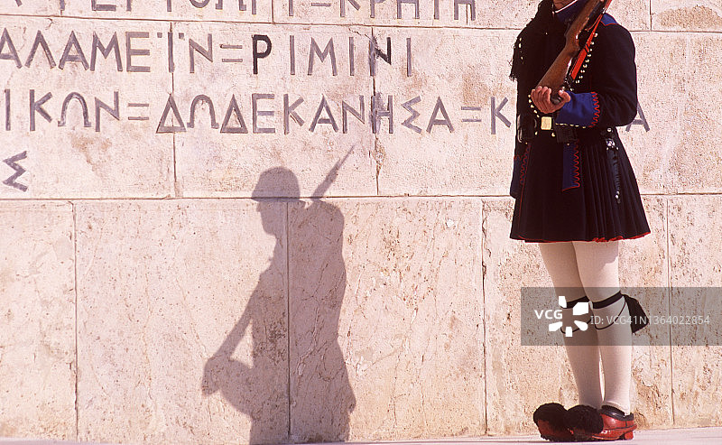 身着传统服饰的男保安图片素材