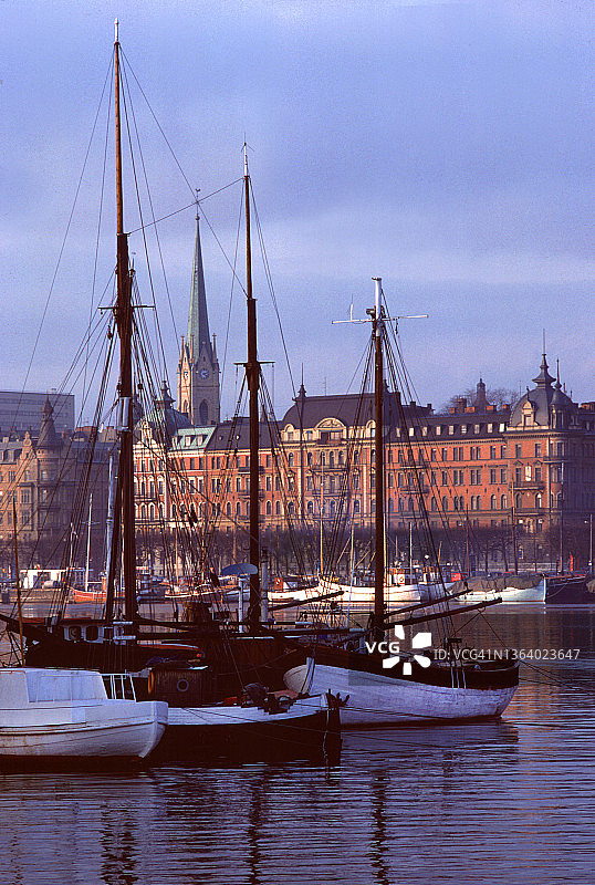 城市港口的帆船图片素材