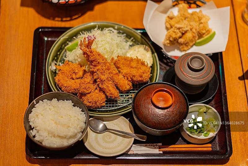 炸猪排和炸虾套餐，日本京都图片素材