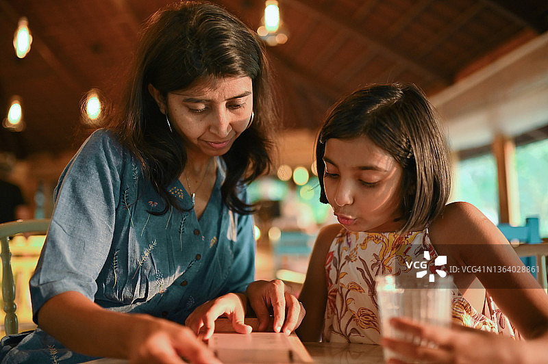 母女在咖啡馆看菜单图片素材