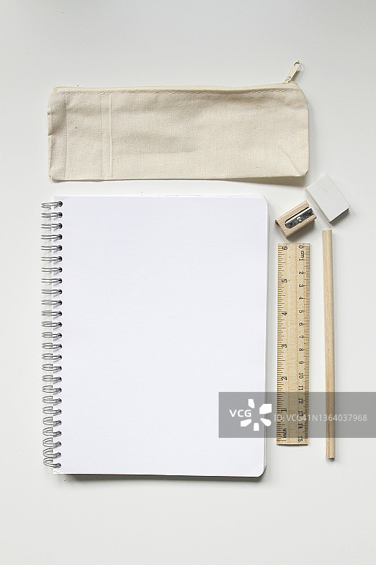 书桌上的空白笔记本和学习用品图片素材