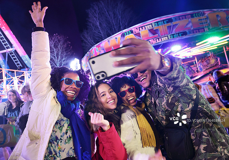 一群混血朋友图片素材