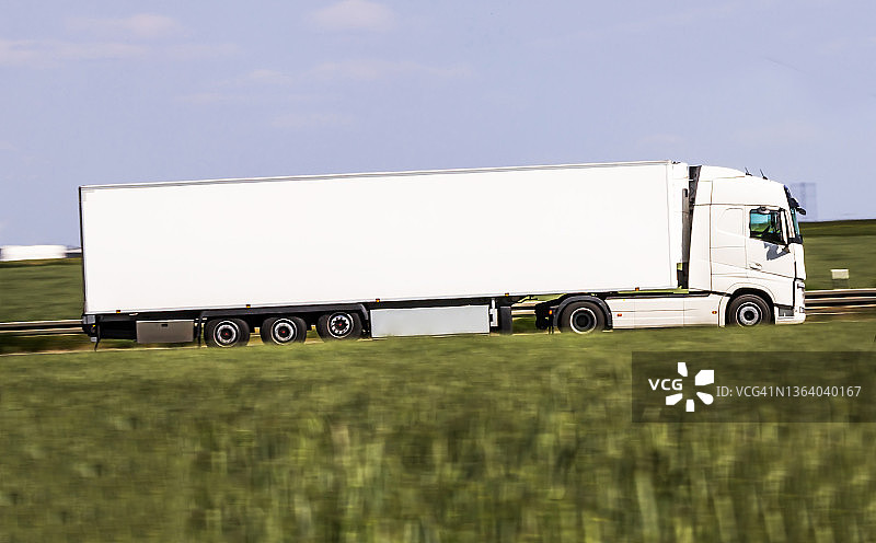 高速公路上的白色大卡车图片素材