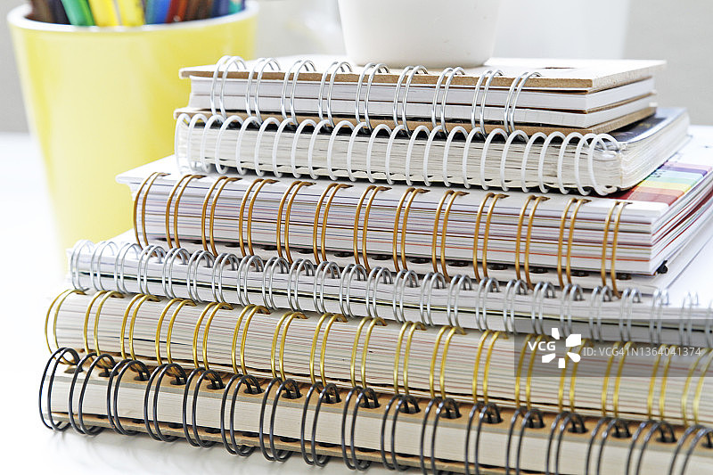 桌子上螺旋笔记本的特写图片素材