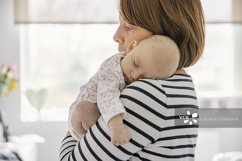 母亲怀抱中可爱的女婴肖像图片素材