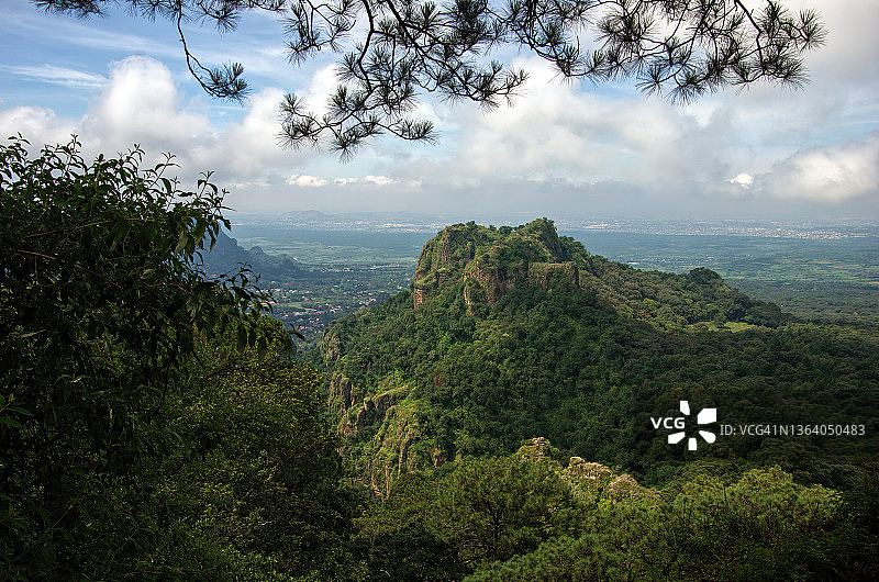 墨西哥莫雷洛斯州特波斯特兰山脉和特波斯特兰山谷风光图片素材