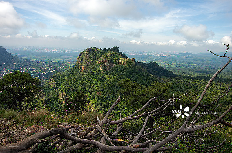 墨西哥莫雷洛斯州特波斯特兰山脉和特波斯特兰山谷风光图片素材