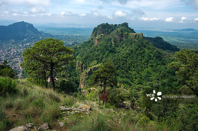 墨西哥莫雷洛斯州特波斯特兰山脉和特波斯特兰山谷风光图片素材