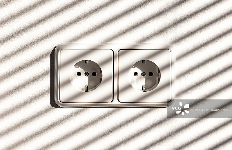 带百叶窗阴影的两个插座图片素材