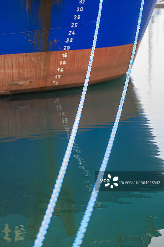 法国奥克西塔尼塞特港的码头拖网渔船船体及船体高度比例尺（2021年12月）图片素材