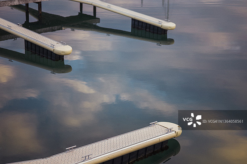 法国奥克西塔尼塞特港口的阴天倒影和水面设施元素（2021年12月）图片素材