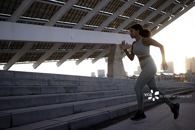 健康年轻女运动员的侧视图图片素材