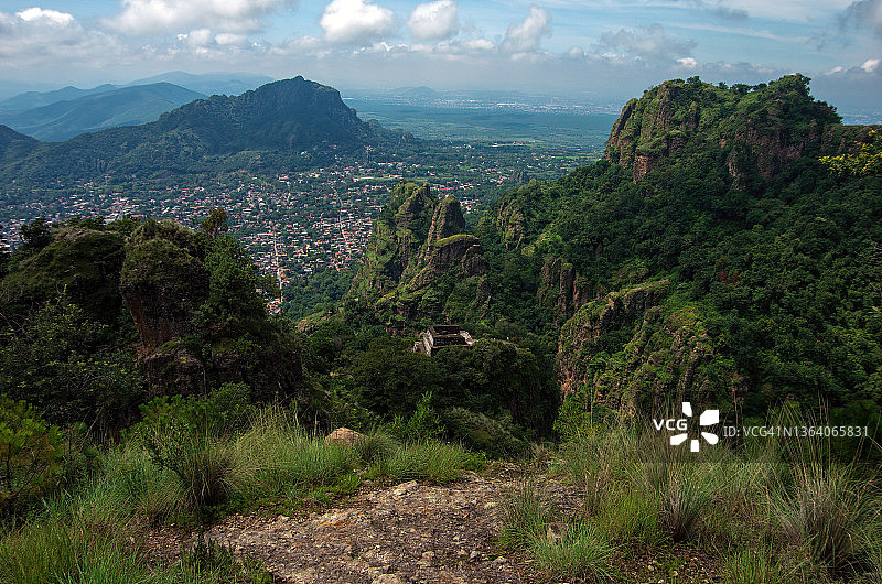 特波斯特科金字塔，墨西哥莫雷洛斯州特波斯特兰的山谷和城镇图片素材