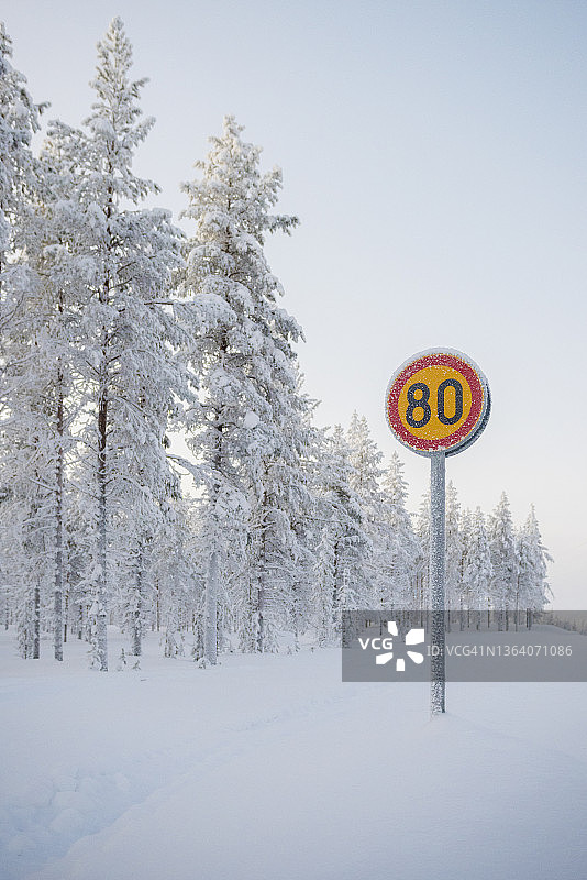 芬兰冰冻的限速标志图片素材