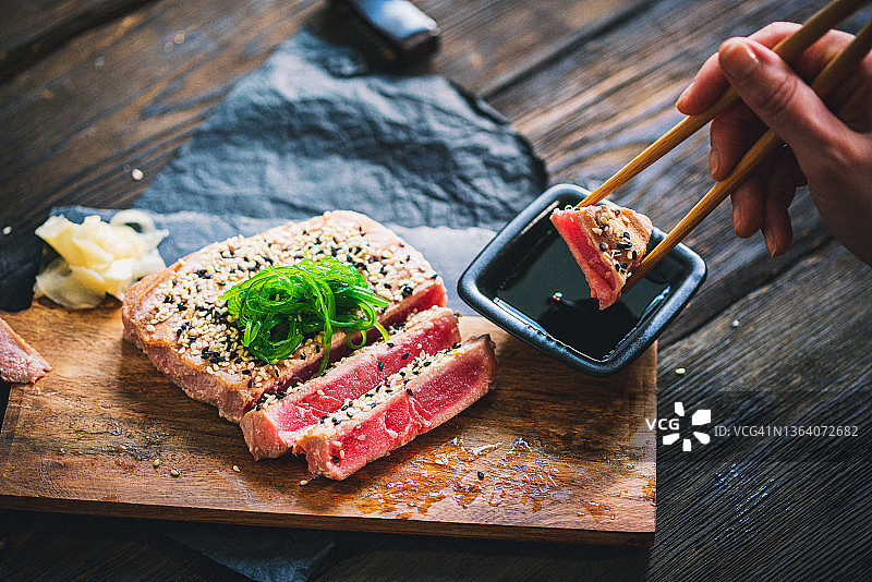 烤金枪鱼排图片素材
