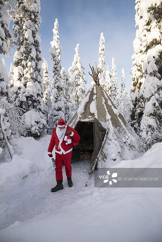 在典型木屋外的雪 forest 森林里的圣诞老人图片素材
