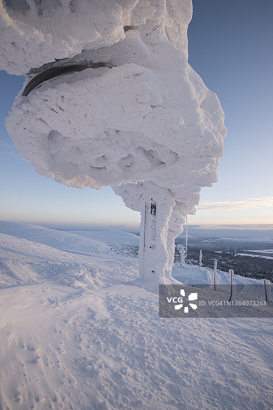 芬兰拉普兰地区被冰雪覆盖的旧滑雪缆车图片素材