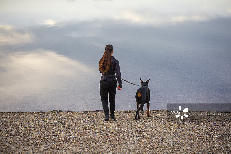 女孩的狗图片素材