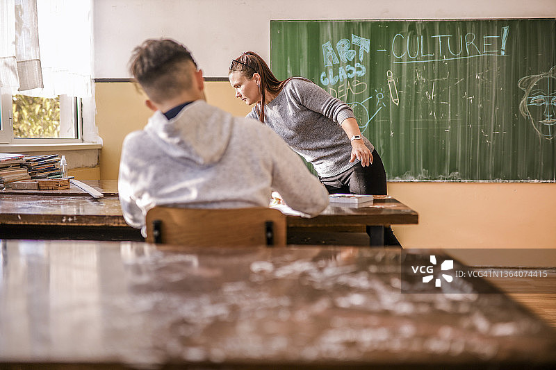 老师指导学生完成艺术项目图片素材