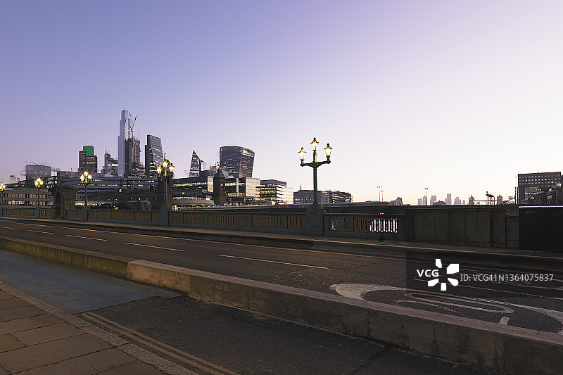 黎明时分空旷的城市道路和伦敦天际线图片素材
