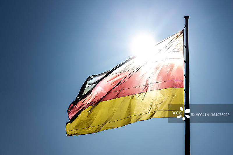 阳光下的德国国旗图片素材