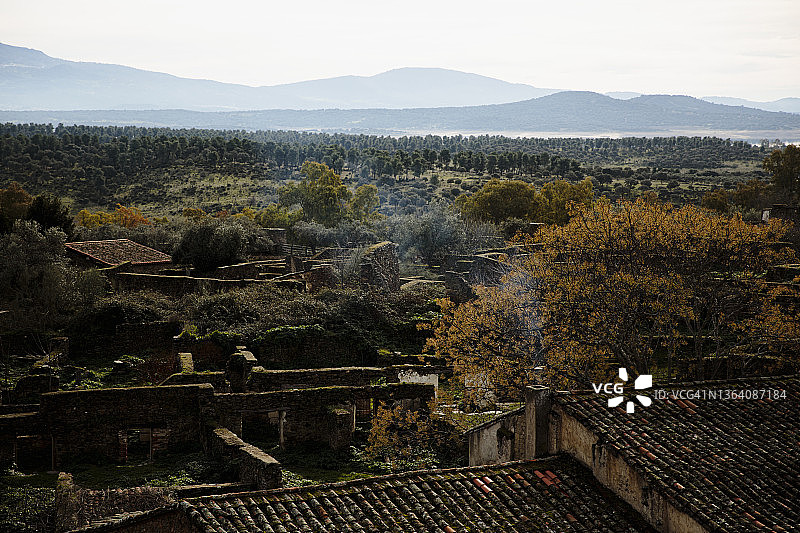 屋顶上的烟囱冒烟图片素材