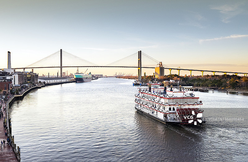 佐治亚州萨凡纳的河船图片素材