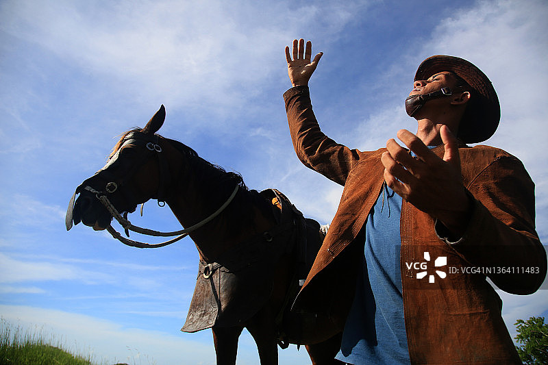 牛仔身着传统皮革马术服饰图片素材