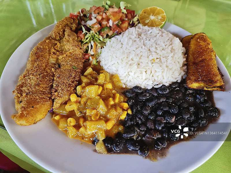 典型的哥斯达黎加午餐：米饭、豆类、沙拉和肉图片素材