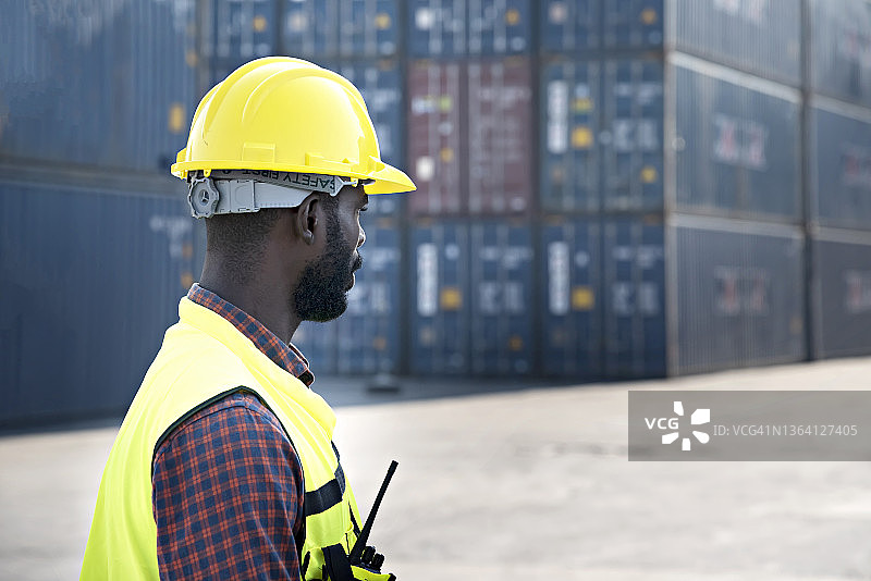 一名集装箱工人在造船厂现场期待工作图片素材