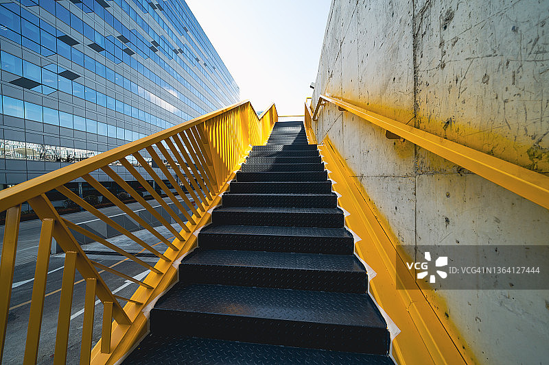 中国大连高合软件园的空旷楼梯和现代建筑图片素材