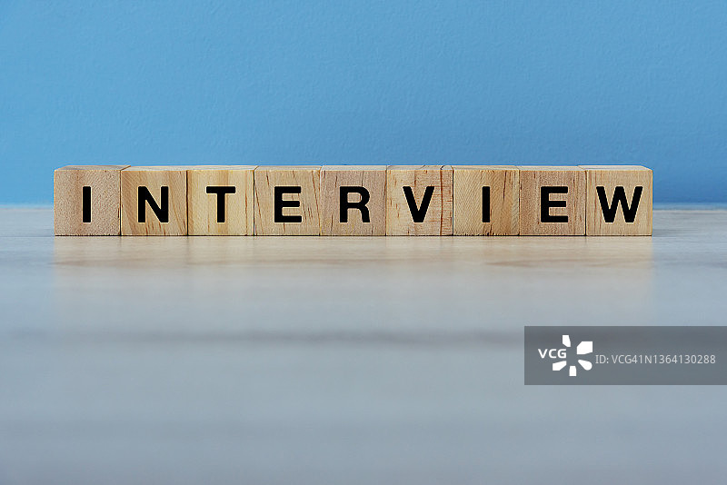 木块上的访谈拼写图片素材