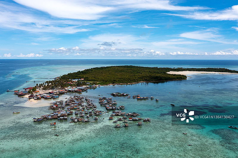 奥马达尔岛海上吉普赛村庄航拍图片素材